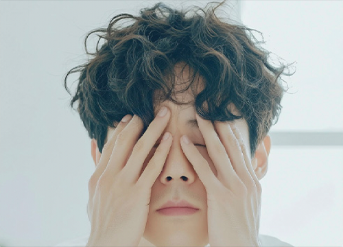 어지럼증으로 불편함을 느끼는 모습